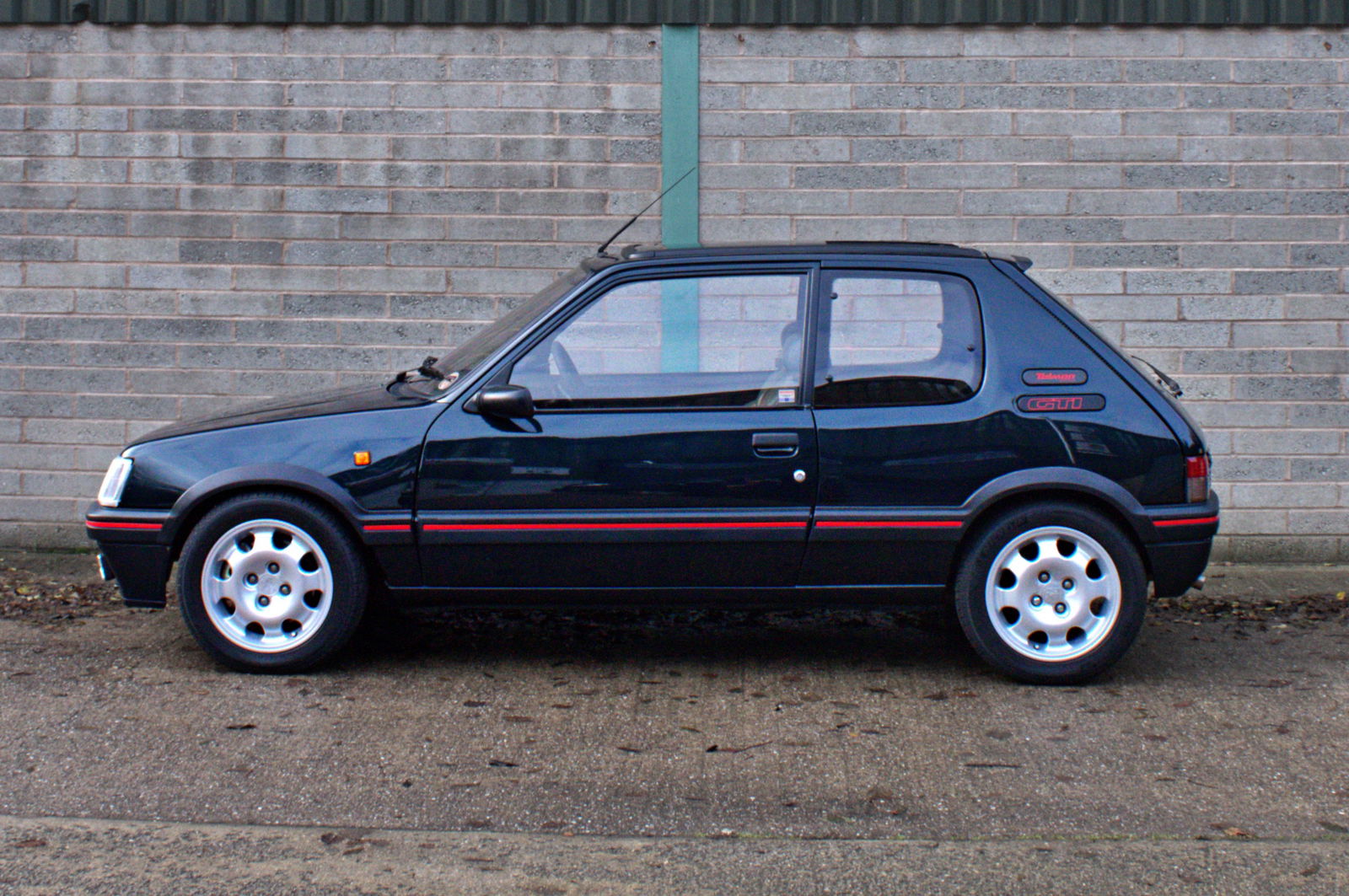 Peugeot 205 GTi Tolman Edition - side